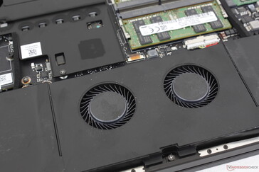 Zwei kleinere ~35-mm-Zusatzlüfter