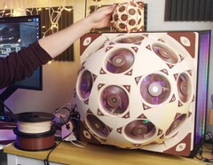 Der Noctua SuperDome packt 15 Lüfter ins Seiten-Panel eines Gaming-PCs.