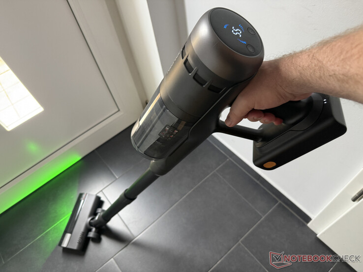 Roborock H60 Ultra bei der Bodenreinigung, oben das rudimentäre Display