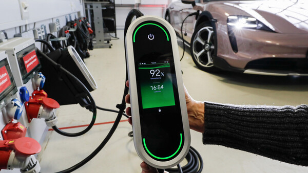 Bild: Porsche - Wenn sie gerade nicht gefahren werden, könnten Elektroautos künftig ebenso Energie ins öffentliche Stromnetz zurückspeisen.