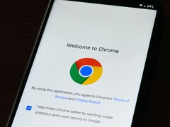 Smartphone zeigt den Willkommensbildschirm von Google Chrome mit dem Chrome-Logo