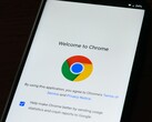Smartphone zeigt den Willkommensbildschirm von Google Chrome mit dem Chrome-Logo