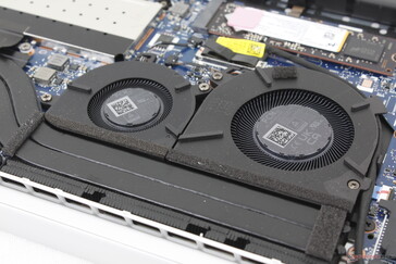 Die Kühllösung besteht aus zwei asymmetrischen Lüftern (35 mm + 50 mm) mit zwei Heatpipes