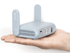 Der Reiserouter GL.iNet GL-MT3000 in der Handfläche eines Erwachsenen