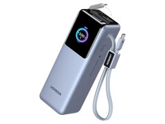 Die Powerbank kommt mit zwei integrierten Kabeln