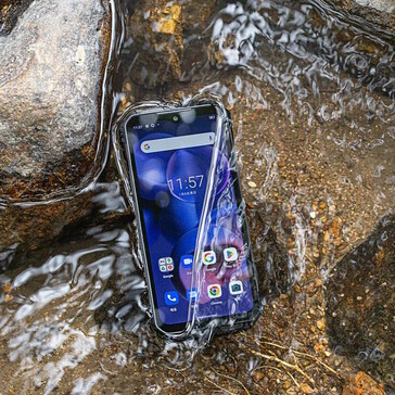 Das Smartphone soll von Wasser nicht sofort geschädigt werden