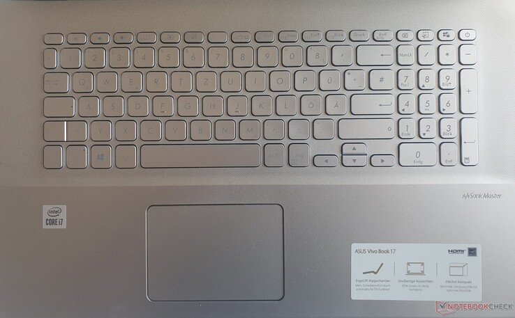 Asus VivoBook 17: Die Tasten lassen sich schlecht ablesen (Grau auf Silber)