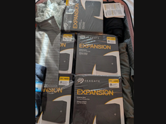 5 Seagate 28TB Expansion Desktop-Festplatten in einem Koffer