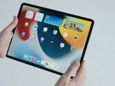 Eines der am meisten gewünschten Features für iPadsOS: Widgets können in iPadOS 15 nun überall am Home Screen angeordnet werden.