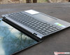 ASUS ZenBook 14X OLED - Deckel öffnet auf 180 Grad