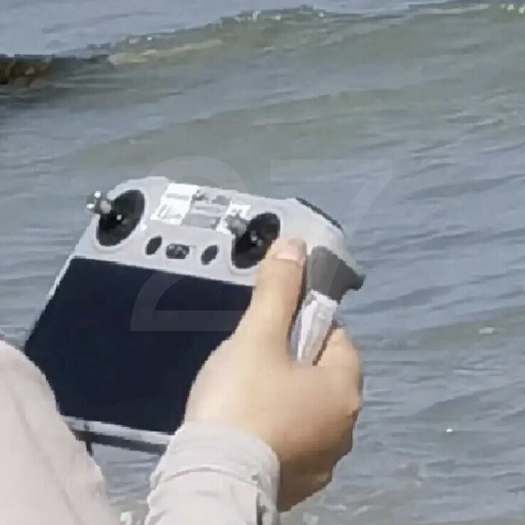 Der neue DJI Controller mit Display zur DJI Mini 3, hier in einem ersten Hands-On-Bild.
