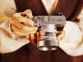Die Fujifilm X100 VI wird mit neuen Konvertern von Viltrox zur 28 mm oder 50 mm Kamera. (Bildquelle: Fujifilm)