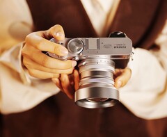 Die Fujifilm X100 VI wird mit neuen Konvertern von Viltrox zur 28 mm oder 50 mm Kamera. (Bildquelle: Fujifilm)