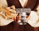 Die Fujifilm X100 VI wird mit neuen Konvertern von Viltrox zur 28 mm oder 50 mm Kamera. (Bildquelle: Fujifilm)