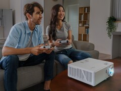 Mit dem neuen 4K-Laserprojektor Optoma UHZ50 kann man auch farbige Wände ohne Leinwand bespielen - der Beamer kompensiert.