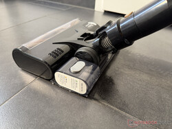 Der Wassertank samt Wischtuch wird hinten an der Bodendüse eingehängt.