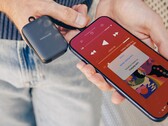 Der Twelve South PowerClip ist eine kompakte 2.000-mAh-Powerbank.
