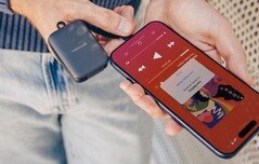 Der Twelve South PowerClip ist eine kompakte 2.000-mAh-Powerbank.