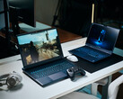 Zwei Gaming-Laptops auf einem weißen Schreibtisch, die detaillierte Spielszenen mit Path Tracing zeigen, daneben liegen ein Controller, eine Maus und ein Headset