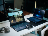 Zwei Gaming-Laptops auf einem weißen Schreibtisch, die detaillierte Spielszenen mit Path Tracing zeigen, daneben liegen ein Controller, eine Maus und ein Headset