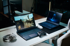 Zwei Gaming-Laptops auf einem weißen Schreibtisch, die detaillierte Spielszenen mit Path Tracing zeigen, daneben liegen ein Controller, eine Maus und ein Headset