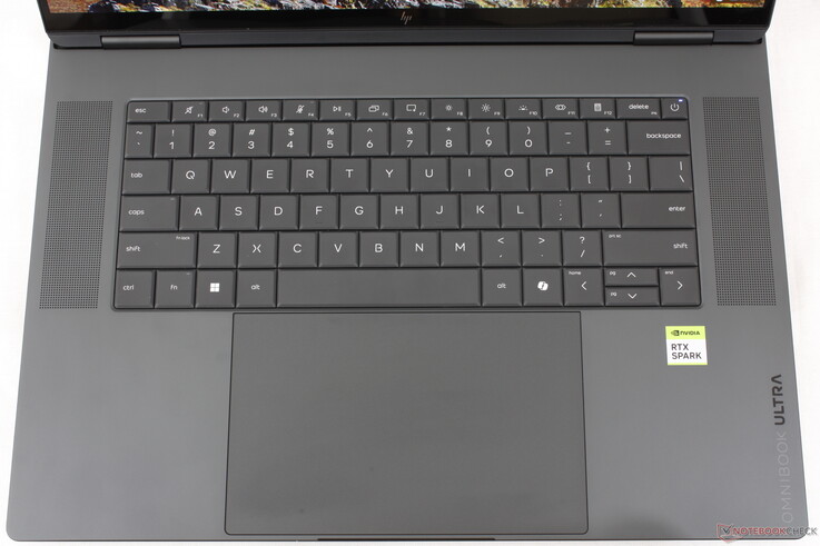 Die lückenlose Tastatur wirkt im Gegensatz zum großzügigen Clickpad (~16 x 10 cm) beengt