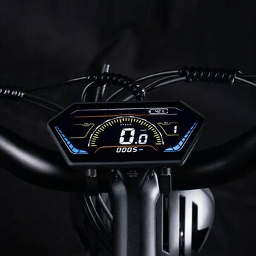 Das Display ist recht groß und unterstützt die Farbdarstellung (Bildquelle: Cyrusher)