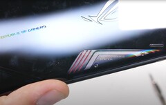 Im Durability-Test von JerryRigEverything zeigt sich das Asus ROG Phone 3 mit teil-transparenter Rückseite.