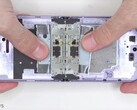 So sieht es von innen aus, das Samsung Galaxy Z Flip3, das im ersten Teardown-Video in seine Einzelteile zerlegt wird. (Bild: PBK Reviews)