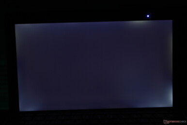 Starkes ungleichmäßiges Backlight Bleeding in den Ecken und Kanten