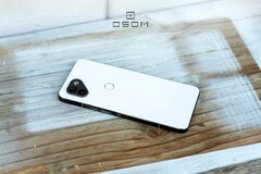 Das OSOM OV1 setzt auf einen modernen Qualcomm Snapdragon-SoC und auf ein ungewöhnliches Design. (Bild: OSOM)