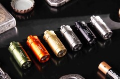 Die Tank007 E25 EDC-Taschenlampe wird in sechs Farben angeboten.