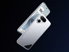 Das Tecno Pova Curve 2 5G setzt auf ein auffälliges Design mit transparentem Dreieck auf der Rückseite.