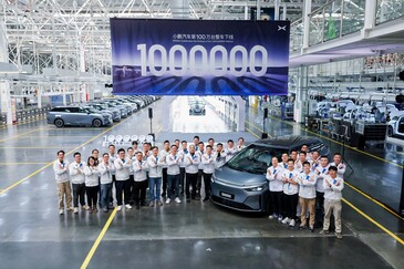 Die Mitarbeitenden im Xpeng Guangzhou feiern das millionste Fahrzeug (Bild: Xpeng).