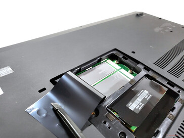 ThinkPad P17 G2: freie SSD-Steckplätze unter Service-Klappe