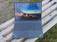 Lenovo ThinkPad T16 G2 im Test: Leiser Office-Laptop mit langen Laufzeiten