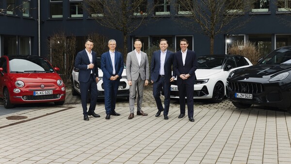 Sixt & Stellantis: Vinzenz Pflanz (CBO, Sixt), Cyrille Moreau (Stellantis Corporate Sales Director, Enlarged Europe), Uwe Hochgeschurtz (Stellantis Chief Operating Officer, Enlarged Europe), Alexander & Konstantin Sixt (Co-CEOs, Sixt).
