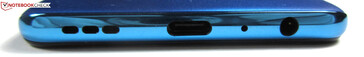 Fußseite: Lautsprecher, USB-C 2.0, Mikrofon, 3,5-mm-Klinkenbuchse