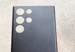 Das Galaxy S22 Ultra setzt offenbar auf einzeln platzierte Kameras statt auf ein großes Kameramodul. (Bild: @FontTron)