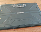 Das Oukitel RT7 Titan ist kein herkömmliches Tablet, das sieht man dank gummierter Rückseite, massiver Bauweise und Schraublöchern sofort.