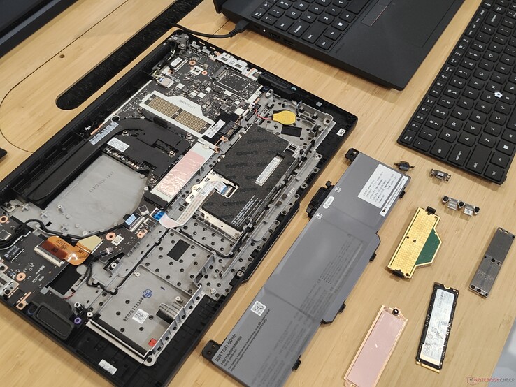 Das Lenovo ThinkPad T14 Gen 7 mit entfernten CRUs.