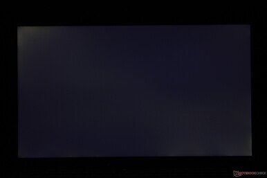 Moderates, ungleichmäßiges Backlight Bleeding entlang der Ecken oben links und unten rechts