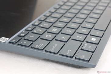 Die Tastatur ist nach vorne gerutscht, um Platz für das 12,6-Zoll-ScreenPad zu schaffen