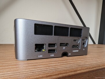 Hinten: 2.5 Gbps RJ-45, 2x USB-A 2.0, DisplayPort 1.4, 2x USB-C 4.0 (mit Stromversorgung und DP), HDMI 2.1