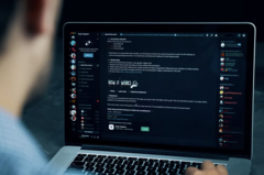  Brad "Cafrozed" Dennis, der Privatdetektiv, der den Täter aufspürte, gab sich online als rachsüchtiger Ex-Mann aus, um Discord-Server und Telegram-Gruppen zu infiltrieren. (Bildquelle: Konstantin Savusia/Shutterstock)