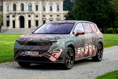 Getarnter Riese: Der Skoda Peaq dient als neues Elektro-Flaggschiff, greift mit der großen 91-kWh-Batterie und bis zu 220 kW Leistung im oberen Segment an.