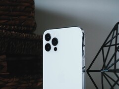 Der Nachfolger des Apple iPhone 12 Pro soll endlich das lange ersehnte 120 Hz OLED-Display erhalten. (Bild: Andrew Griswold)