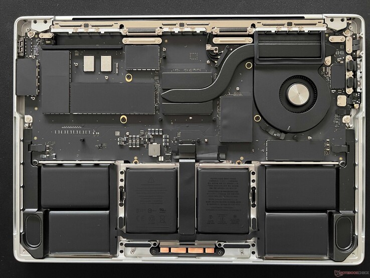 Obwohl das 14 Zoll MacBook Pro mit Apple M3 auf den zweiten Lüfter verzichtet, fällt der Akku kleiner statt größer aus. (Bild: Notebookcheck)