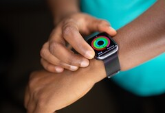 Einige Nutzer der Apple Watch können ihre Smarwatch nach dem Update auf watchOS 8.3 nicht mehr richtig aufladen. (Bild: Solen Feyissa)