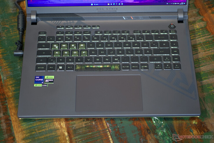 Clickpad und RGB-Beleuchtete Tastatur